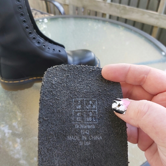 Near new pair of black 20 Hole Dr. Martens Size 9 - Picture 2 of 6